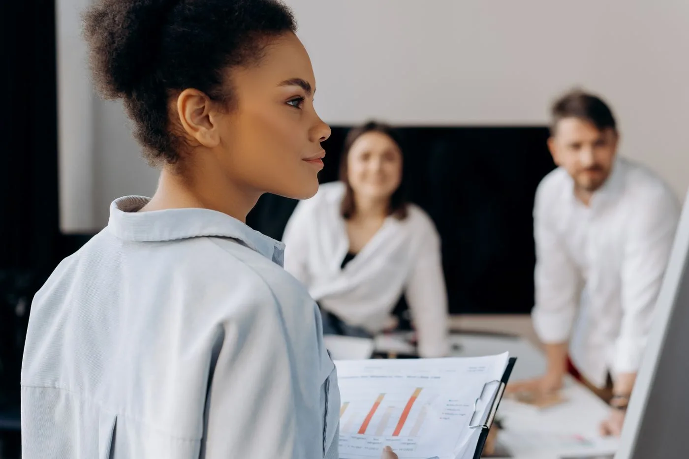 Profesionales colaborando en una reunión de trabajo